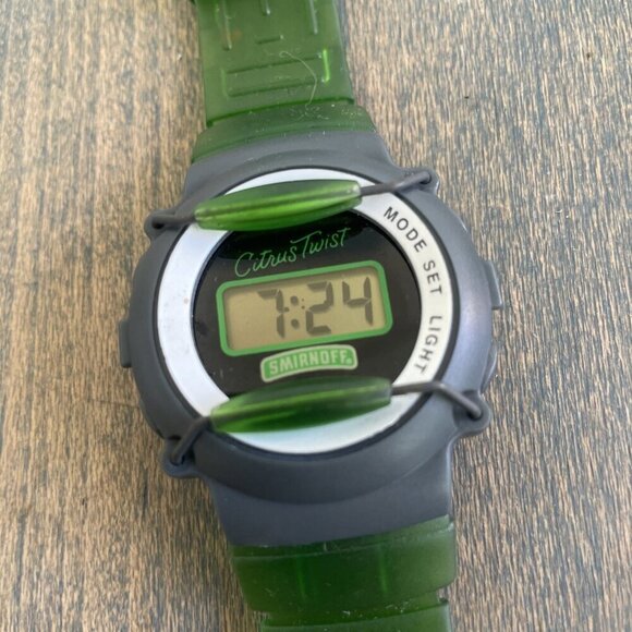 Vintage Smirnoff Vodka Citrus Twist Green Plastic Promo Watch New Battery (B4) - Picture 2 of 4